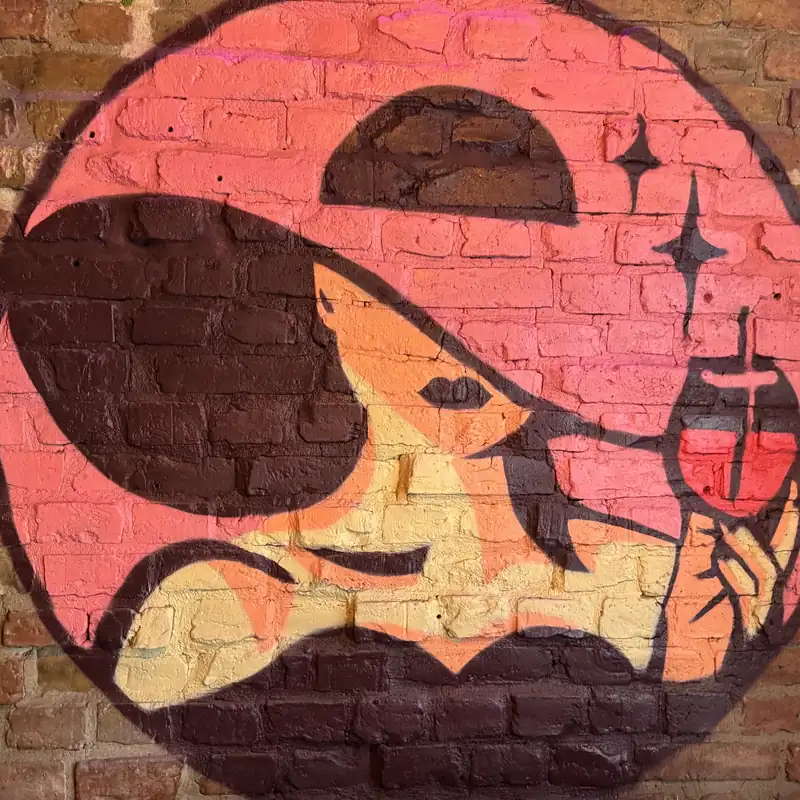 Mural: Włoszka w czarnym kapeluszu z kieliszkiem wina na różowym tle